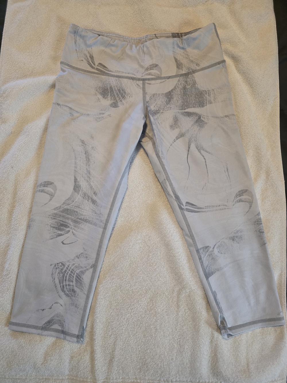 ALO Yoga Light Gray Printed Capri Leggings Size S